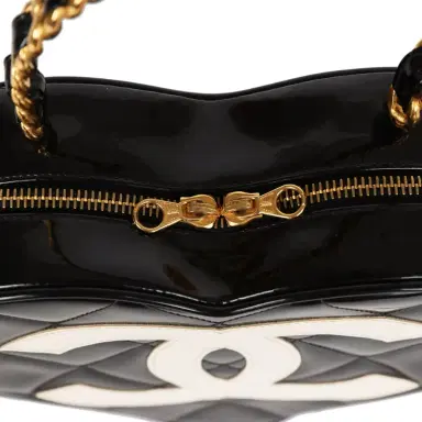 Chanel Vintage Chanel Heart Vanity Bag Black and White Patent Antique Gold Hardware | Thumbnail 6 Chanel Vintage Chanel Heart Vanity Bag Black and White Patent Antique Gold Hardware | Thumbnail 6