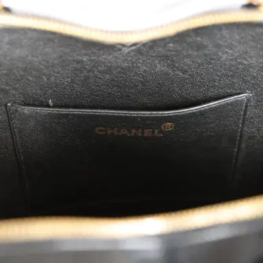 Chanel Vintage Chanel Heart Vanity Bag Black and White Patent Antique Gold Hardware | Thumbnail 9 Chanel Vintage Chanel Heart Vanity Bag Black and White Patent Antique Gold Hardware | Thumbnail 9