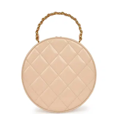Chanel Vintage Chanel Round Vanity Bag Beige and Black Patent Leather Antique Gold Hardware | Thumbnail 4 Chanel Vintage Chanel Round Vanity Bag Beige and Black Patent Leather Antique Gold Hardware | Thumbnail 4