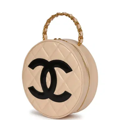 Chanel Vintage Chanel Round Vanity Bag Beige and Black Patent Leather Antique Gold Hardware | Thumbnail 5 Chanel Vintage Chanel Round Vanity Bag Beige and Black Patent Leather Antique Gold Hardware | Thumbnail 5