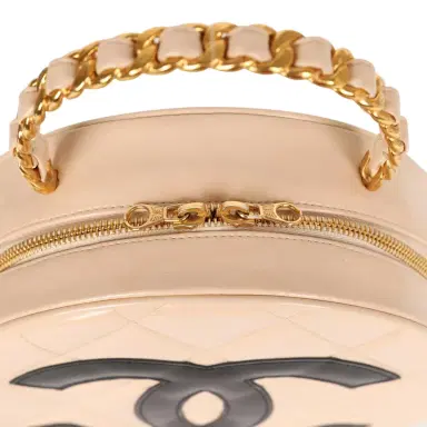 Chanel Vintage Chanel Round Vanity Bag Beige and Black Patent Leather Antique Gold Hardware | Thumbnail 6 Chanel Vintage Chanel Round Vanity Bag Beige and Black Patent Leather Antique Gold Hardware | Thumbnail 6