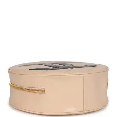 Chanel Vintage Chanel Round Vanity Bag Beige and Black Patent Leather Antique Gold Hardware | Thumbnail 7 Chanel Vintage Chanel Round Vanity Bag Beige and Black Patent Leather Antique Gold Hardware | Thumbnail 7