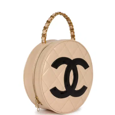 Chanel Vintage Chanel Round Vanity Bag Beige and Black Patent Leather Antique Gold Hardware | Thumbnail 2 Chanel Vintage Chanel Round Vanity Bag Beige and Black Patent Leather Antique Gold Hardware | Thumbnail 2