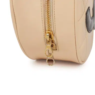 Chanel Vintage Chanel Round Vanity Bag Beige and Black Patent Leather Antique Gold Hardware | Thumbnail 5 Chanel Vintage Chanel Round Vanity Bag Beige and Black Patent Leather Antique Gold Hardware | Thumbnail 5