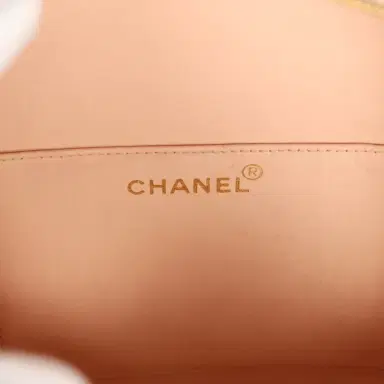 Chanel Vintage Chanel Round Vanity Bag Beige and Black Patent Leather Antique Gold Hardware | Thumbnail 9 Chanel Vintage Chanel Round Vanity Bag Beige and Black Patent Leather Antique Gold Hardware | Thumbnail 9
