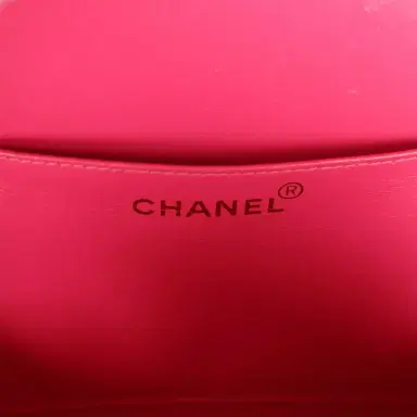Chanel Vintage Chanel Round Vanity Bag Pink and Black Patent Leather Antique Gold Hardware | Thumbnail 9 Chanel Vintage Chanel Round Vanity Bag Pink and Black Patent Leather Antique Gold Hardware | Thumbnail 9