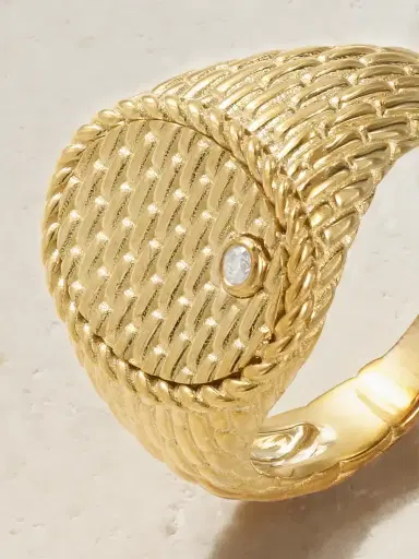 Yvonne Léon Chevaliere Ovale Cannage 9-karat Gold Diamond Signet Ring | Thumbnail 4 Yvonne Léon Chevaliere Ovale Cannage 9-karat Gold Diamond Signet Ring | Thumbnail 4