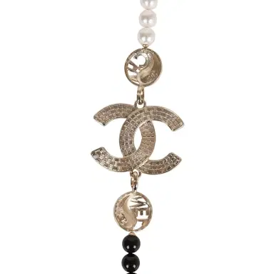 Chanel Chanel Black and White CC Logo Faux Pearl Glass Beads Long Necklace | Thumbnail 4 Chanel Chanel Black and White CC Logo Faux Pearl Glass Beads Long Necklace | Thumbnail 4