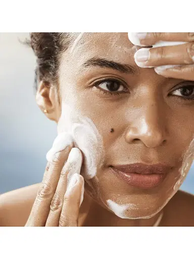 La Mer The Essence Foaming Cleanser - Size 1 oz | Thumbnail 4 La Mer The Essence Foaming Cleanser - Size 1 oz | Thumbnail 4