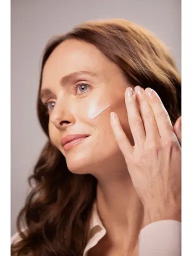 Sisley-Paris Women's Sisleya L'integral Anti-Age Radiance Anti-Dark Spot Serum | Thumbnail 2 Sisley-Paris Women's Sisleya L'integral Anti-Age Radiance Anti-Dark Spot Serum | Thumbnail 2