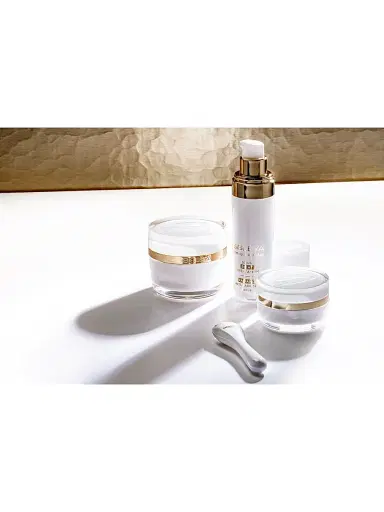 Sisley-Paris Women's Sisleya L'integral Anti-Age Radiance Anti-Dark Spot Serum | Thumbnail 4 Sisley-Paris Women's Sisleya L'integral Anti-Age Radiance Anti-Dark Spot Serum | Thumbnail 4