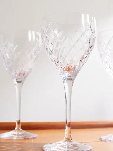 Soho Home Barwell Set of Four Crystal Red Wine Glasses - Men | Thumbnail 3 Soho Home Barwell Set of Four Crystal Red Wine Glasses - Men | Thumbnail 3