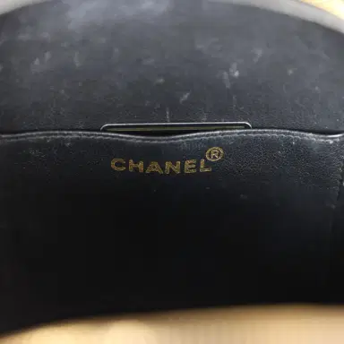 Chanel Vintage Chanel Round Vanity Bag Black and White Patent Leather Antique Gold Hardware | Thumbnail 8 Chanel Vintage Chanel Round Vanity Bag Black and White Patent Leather Antique Gold Hardware | Thumbnail 8