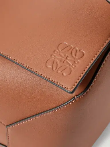 Loewe Puzzle Edge Large Logo-Debossed Leather Messenger Bag - Men | Thumbnail 4 Loewe Puzzle Edge Large Logo-Debossed Leather Messenger Bag - Men | Thumbnail 4