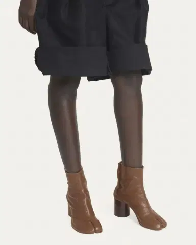 Maison Margiela Tabi Leather Ankle Boots | Thumbnail 2 Maison Margiela Tabi Leather Ankle Boots | Thumbnail 2