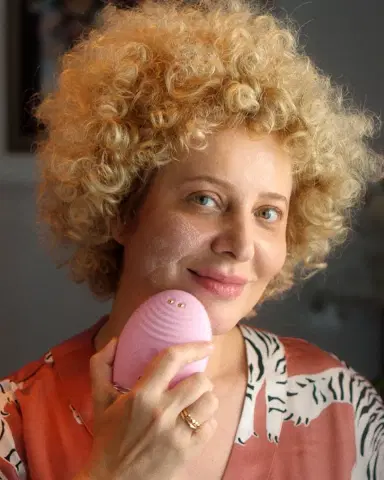 Foreo LUNA 4 Plus Near-Infrared & Microcurrent 4-in-1 Device for Normal Skin | Thumbnail 3 Foreo LUNA 4 Plus Near-Infrared & Microcurrent 4-in-1 Device for Normal Skin | Thumbnail 3