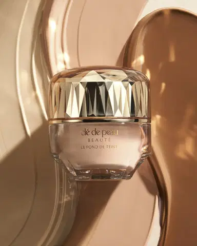 CLÉ DE PEAU BEAUTÉ The Foundation, SPF 22, 1 oz. | Thumbnail 5 CLÉ DE PEAU BEAUTÉ The Foundation, SPF 22, 1 oz. | Thumbnail 5