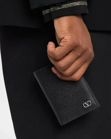 Valentino Garavani Men's Vlogo Signature Grainy Calfskin Card Holder | Thumbnail 2 Valentino Garavani Men's Vlogo Signature Grainy Calfskin Card Holder | Thumbnail 2