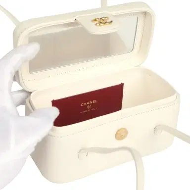 Chanel Chanel Preppy Coco Long Vanity with Straps White Shiny Caviar Brushed Gold Hardware | Thumbnail 8 Chanel Chanel Preppy Coco Long Vanity with Straps White Shiny Caviar Brushed Gold Hardware | Thumbnail 8