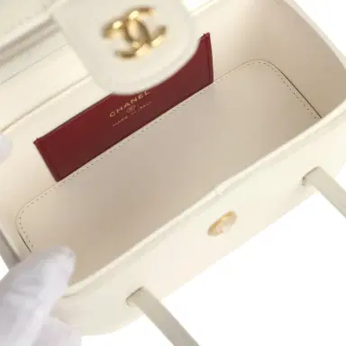 Chanel Chanel Preppy Coco Long Vanity with Straps White Shiny Caviar Brushed Gold Hardware | Thumbnail 9 Chanel Chanel Preppy Coco Long Vanity with Straps White Shiny Caviar Brushed Gold Hardware | Thumbnail 9