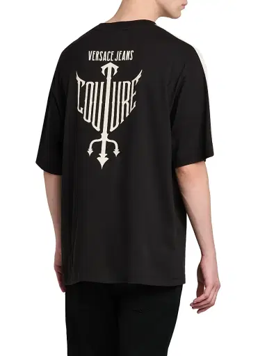 Versace Jeans Couture Men's Logo Relaxed-Fit T-Shirt | Thumbnail 5 Versace Jeans Couture Men's Logo Relaxed-Fit T-Shirt | Thumbnail 5
