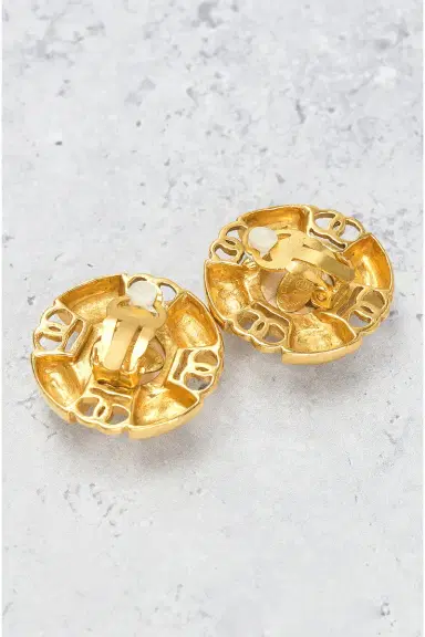 Chanel Chanel Coco Mark Pearl Clip-On Earrings | Thumbnail 4 Chanel Chanel Coco Mark Pearl Clip-On Earrings | Thumbnail 4