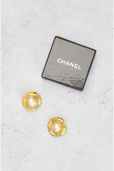 Chanel Chanel Coco Mark Pearl Clip-On Earrings | Thumbnail 6 Chanel Chanel Coco Mark Pearl Clip-On Earrings | Thumbnail 6