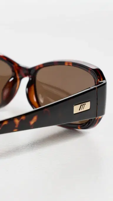 Le Specs Gigglemug Sunglasses Tort | Thumbnail 5 Le Specs Gigglemug Sunglasses Tort | Thumbnail 5