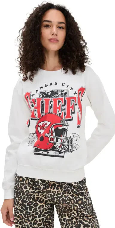 Junk Food Chiefs Conversion Crew Fleece Sweatshirt White | Thumbnail 1 Junk Food Chiefs Conversion Crew Fleece Sweatshirt White | Thumbnail 1