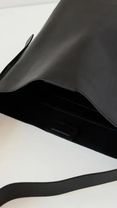 Madewell The Essential Bucket Tote in Leather | Thumbnail 6 Madewell The Essential Bucket Tote in Leather | Thumbnail 6