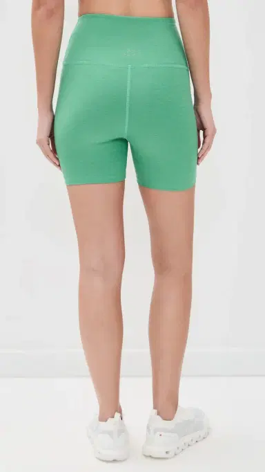 Beyond Yoga pacedye Keep Pace Shorts 5 Bright Emerald Heather | Thumbnail 3 Beyond Yoga pacedye Keep Pace Shorts 5 Bright Emerald Heather | Thumbnail 3