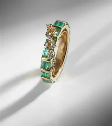 Ananya Scatter 18kt gold ring with emeralds and diamonds | Thumbnail 2 Ananya Scatter 18kt gold ring with emeralds and diamonds | Thumbnail 2