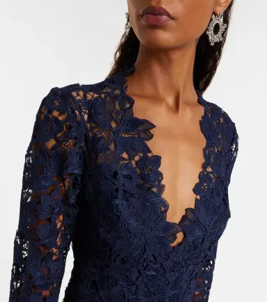 Monique Lhuillier Lace gown | Thumbnail 3 Monique Lhuillier Lace gown | Thumbnail 3