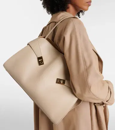 Ferragamo Hug Large leather shoulder bag | Thumbnail 6 Ferragamo Hug Large leather shoulder bag | Thumbnail 6