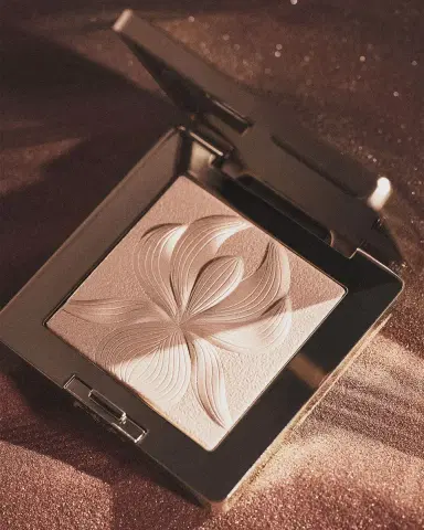 Sisley Paris L 'Orchidée Highlighter | Thumbnail 6 Sisley Paris L 'Orchidée Highlighter | Thumbnail 6