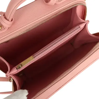 Chanel Pre-owned Chanel Medium CC Filigree Vanity Case Pink Caviar Brushed Gold Hardware | Thumbnail 9 Chanel Pre-owned Chanel Medium CC Filigree Vanity Case Pink Caviar Brushed Gold Hardware | Thumbnail 9