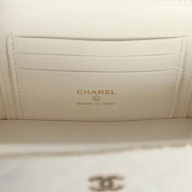 Chanel Chanel Small Vanity Case White Caviar Light Gold Hardware | Thumbnail 9 Chanel Chanel Small Vanity Case White Caviar Light Gold Hardware | Thumbnail 9