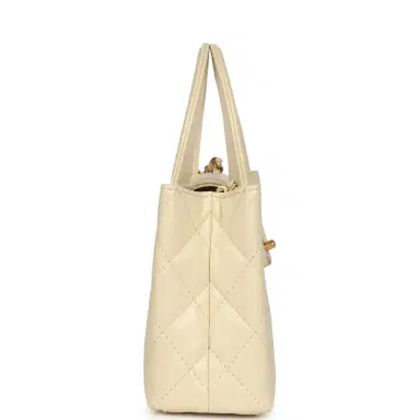 Chanel Chanel Small Kelly Shopper Light Beige Shiny Aged Calfskin Brushed Gold Hardware | Thumbnail 3 Chanel Chanel Small Kelly Shopper Light Beige Shiny Aged Calfskin Brushed Gold Hardware | Thumbnail 3