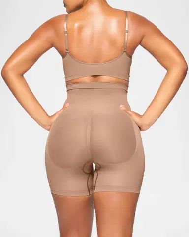 Skims Seamless Sculpt Mid-Thigh Shorts | Thumbnail 3 Skims Seamless Sculpt Mid-Thigh Shorts | Thumbnail 3
