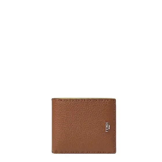 Bi-fold wallet, organised inside with eight card slots Bi-fold wallet, organised inside with eight card slots