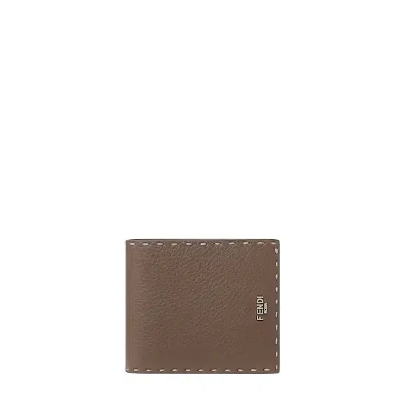 Bi-fold wallet, organised inside with eight card slots Bi-fold wallet, organised inside with eight card slots