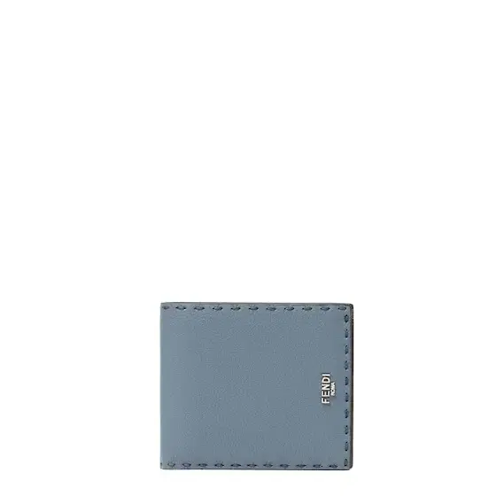 Bi-fold wallet, organised inside with eight card slots Bi-fold wallet, organised inside with eight card slots