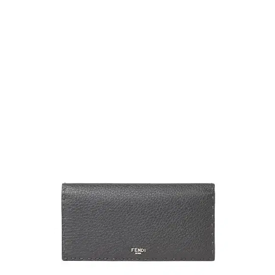 Continental wallet organised with 14 cardholder slots Continental wallet organised with 14 cardholder slots