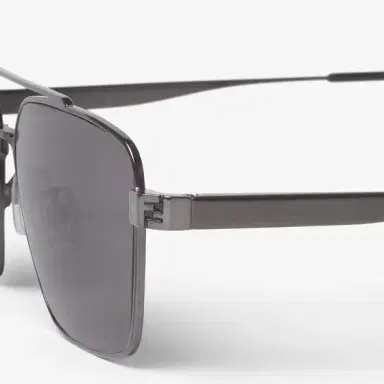 Fendi Ultra-lightweight, square pilot sunglasses made of metal | Thumbnail 3 Fendi Ultra-lightweight, square pilot sunglasses made of metal | Thumbnail 3