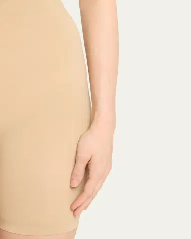 Skims Seamless Sculpt Mid-Thigh Shorts | Thumbnail 4 Skims Seamless Sculpt Mid-Thigh Shorts | Thumbnail 4