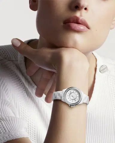 Chanel J12 DIAMOND BEZEL WATCH CALIBER 12.2, 33 MM | Thumbnail 2 Chanel J12 DIAMOND BEZEL WATCH CALIBER 12.2, 33 MM | Thumbnail 2