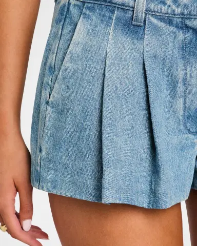 Retrofête Zayna Pleated Denim Shorts | Thumbnail 5 Retrofête Zayna Pleated Denim Shorts | Thumbnail 5