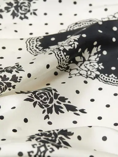 Givenchy Women's Large Bandana in Cotton and Silk - Black | Thumbnail 2 Givenchy Women's Large Bandana in Cotton and Silk - Black | Thumbnail 2