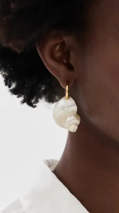Madewell Shell Statement Hoop Earrings Antique Gold One Size | Thumbnail 3 Madewell Shell Statement Hoop Earrings Antique Gold One Size | Thumbnail 3