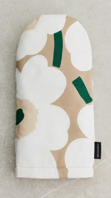 Marimekko Pieni Unikko Oven Mitt Sand/White/Hay/Emerald | Thumbnail 2 Marimekko Pieni Unikko Oven Mitt Sand/White/Hay/Emerald | Thumbnail 2